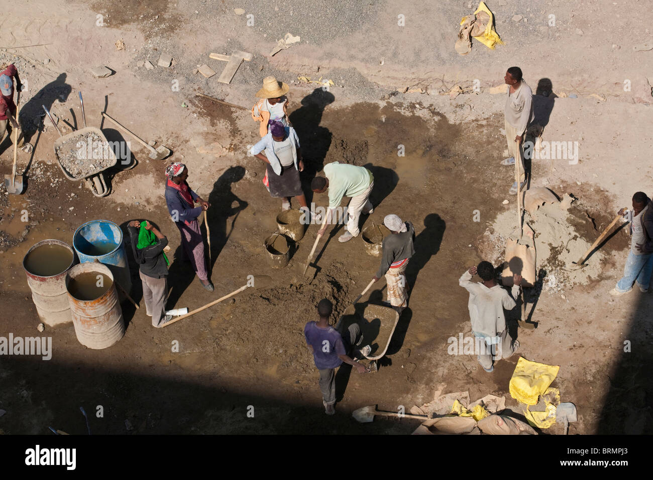 Luftaufnahme von Bauarbeitern mischen und tragen Zement Stockfoto