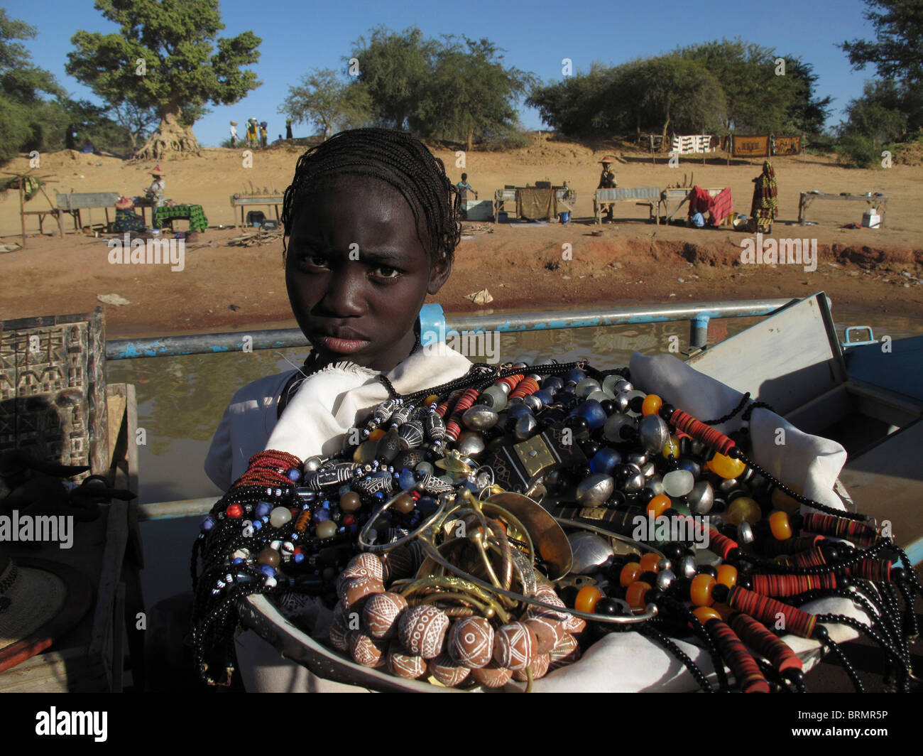 Ein junge afrikanische Mädchen im Alter von etwa 14 Jahren verkaufen Perlenketten Stockfoto