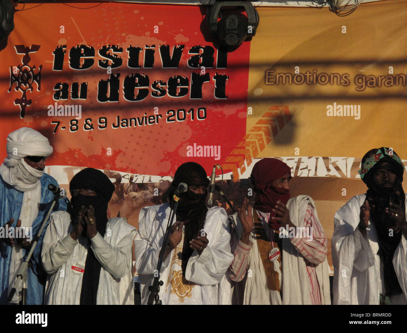 Eine Gruppe von Tuareg-Männer und Frauen auf der Bühne auf dem Festival in der Wüste Händeklatschen als Teil einer performance Stockfoto