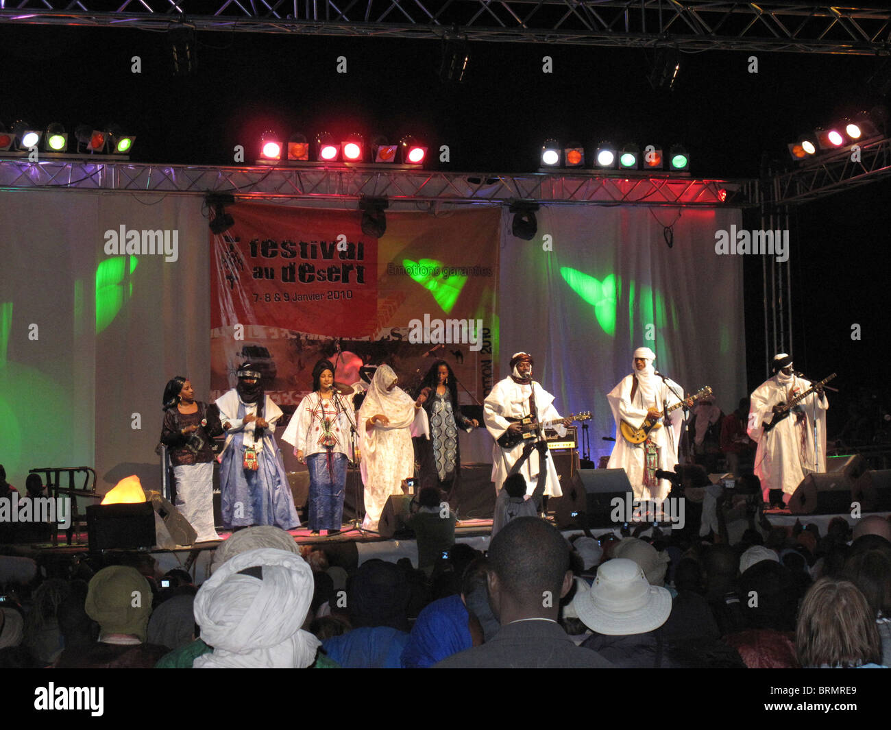Eine Gruppe von Tuareg-Männer und Frauen auf der Bühne auf dem Festival in der Wüste Stockfoto