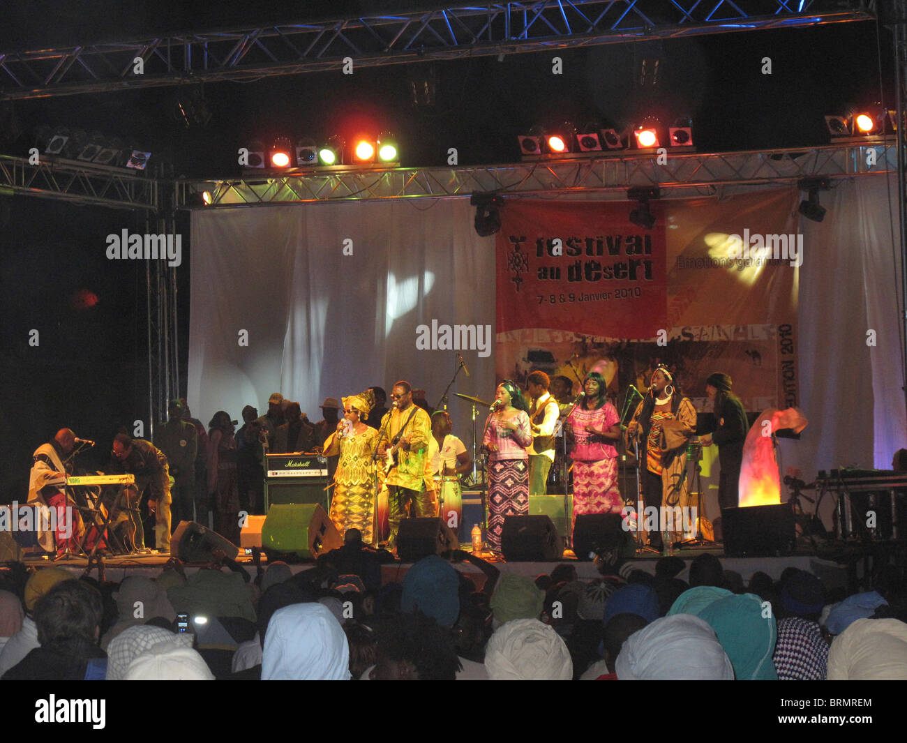 Eine Gruppe von Tuareg-Männer und Frauen auf der Bühne auf dem Festival in der Wüste Stockfoto