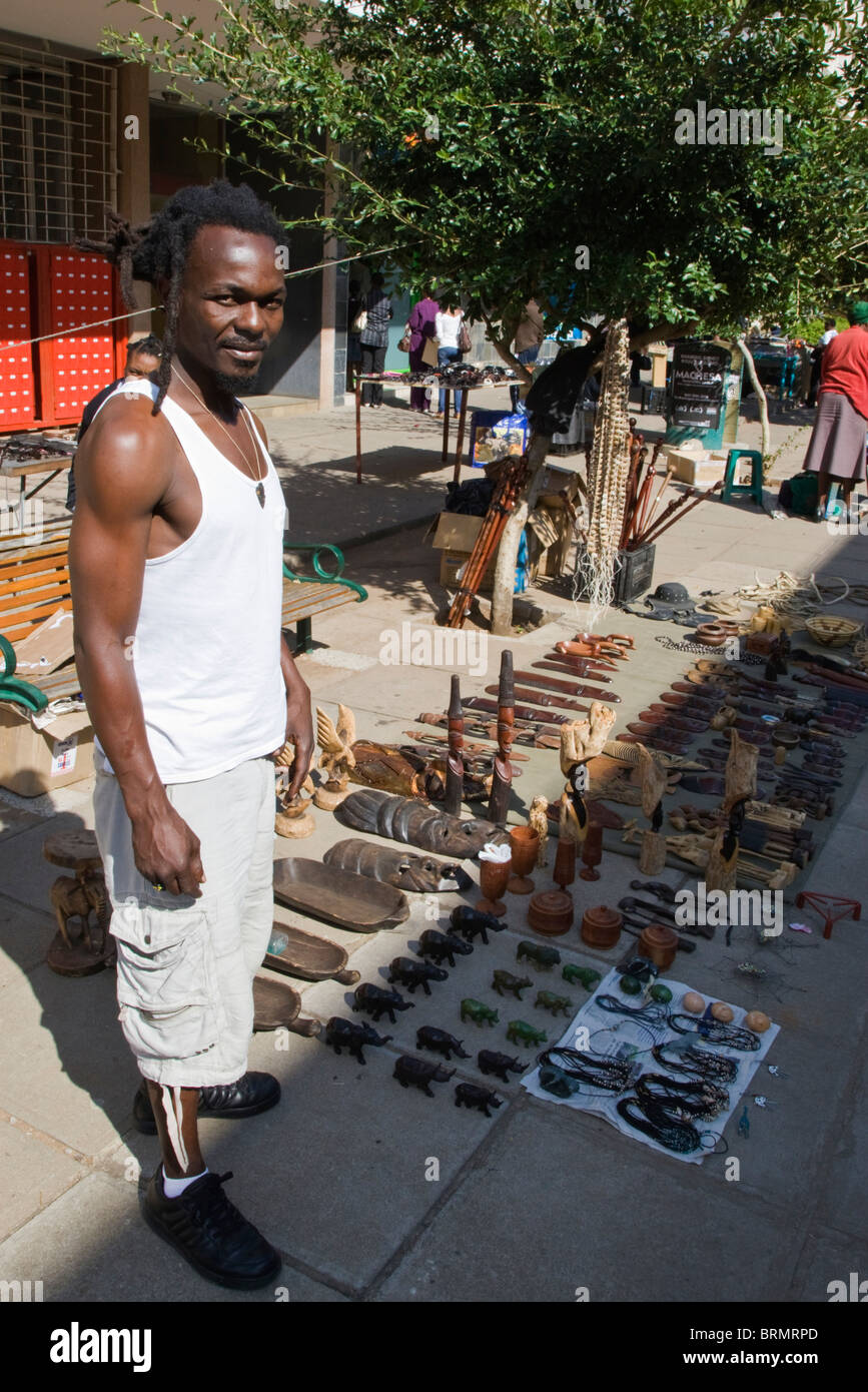 Kreditor an seinem Handwerk stand auf dem Markt in der alten Main Mall in der Innenstadt von Gaborone Stockfoto