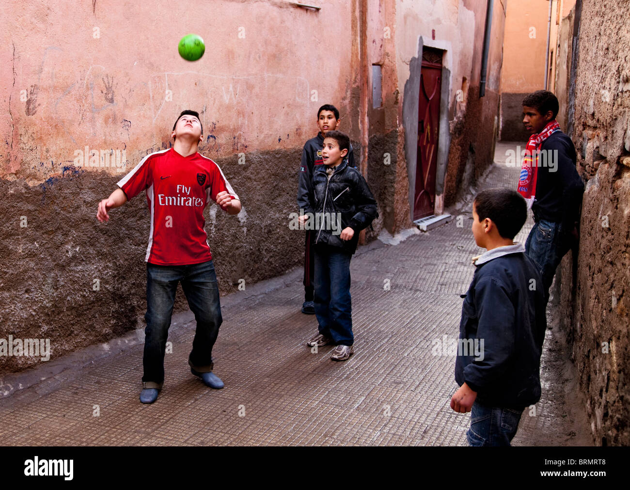 Junge Jungs spielen Fußball in einer Marrakesch-Straße Stockfoto