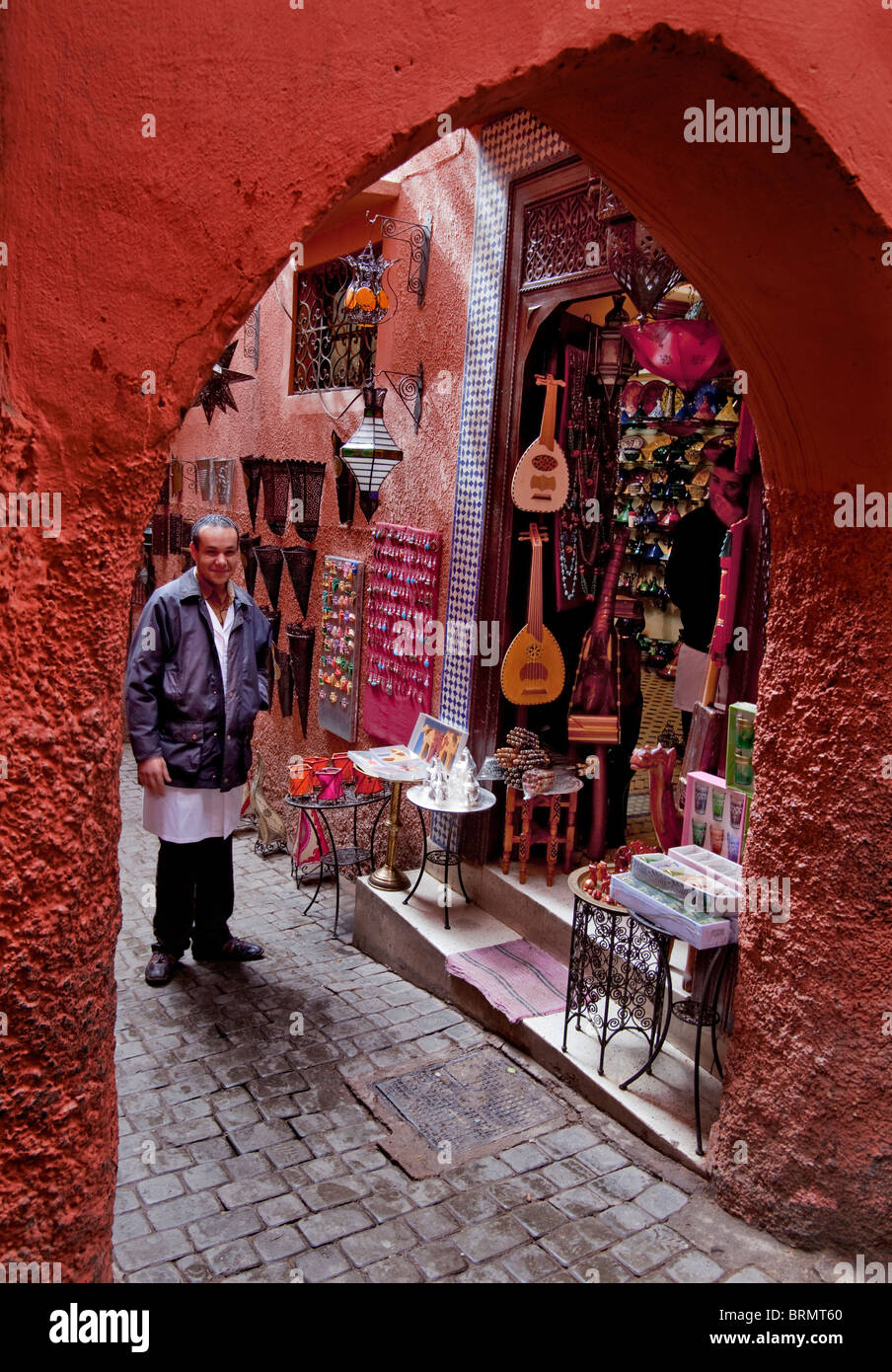 Ein Berber-Apotheker steht vor seinem Medizin-shop Stockfoto