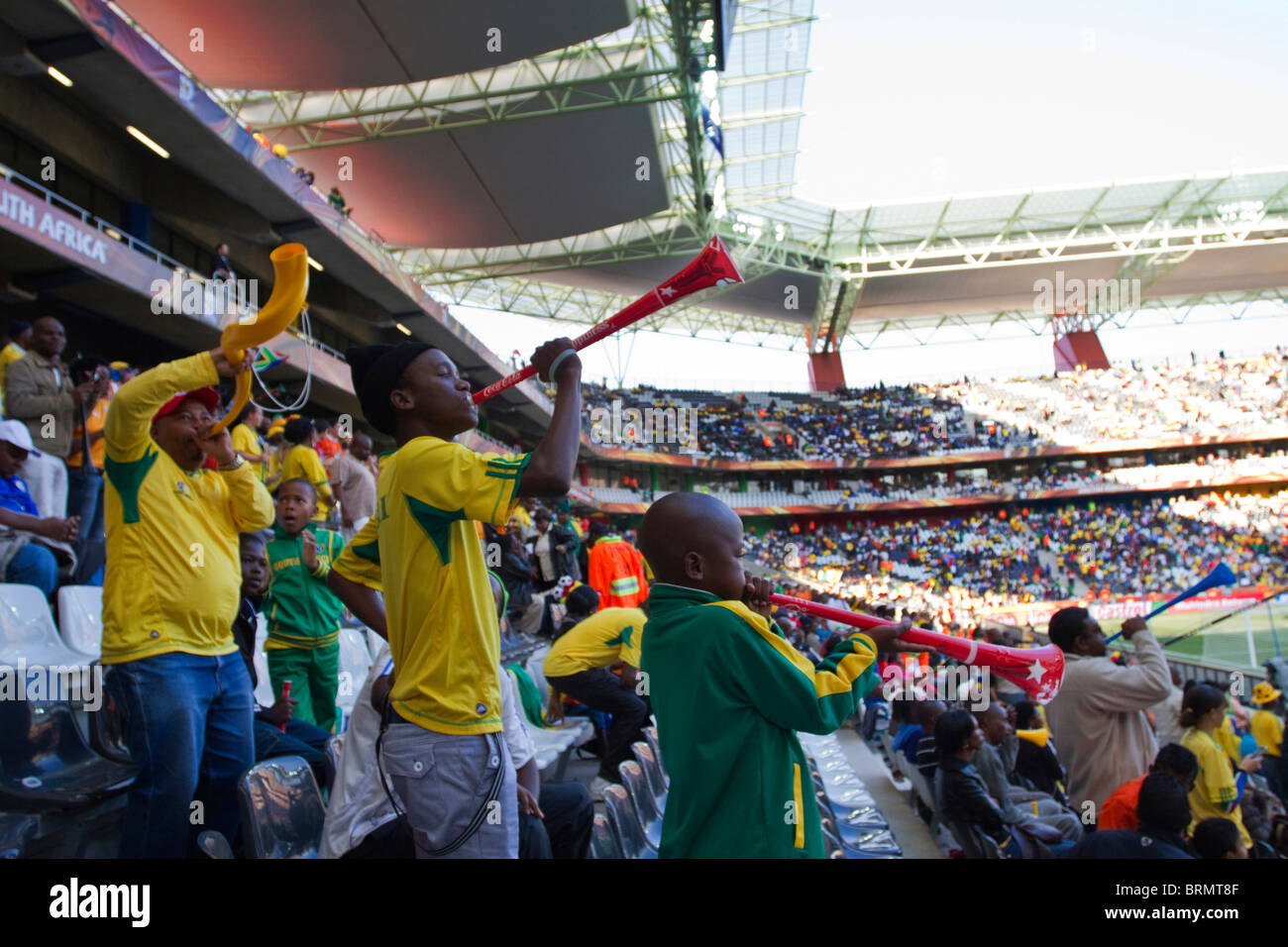 Fußball-Fans, Vuvuzelas und eine Kuduzela bei der WM 2010 in der Partie zwischen Cote de Ivoire und Ghana bläst Stockfoto