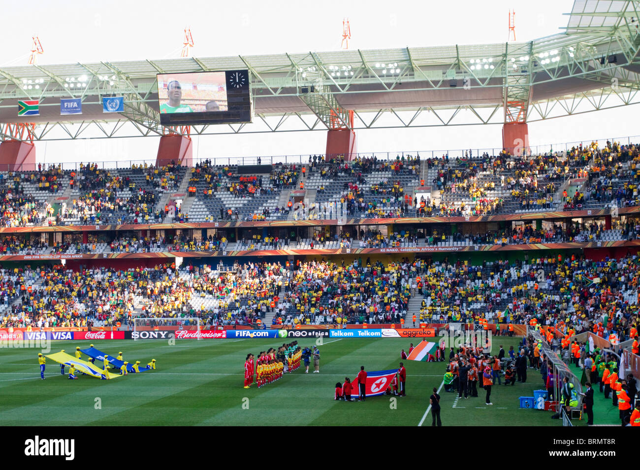 Spieler-Line up für die Nationalhymnen im Mbombela-Stadion in der WM 2010. Drogba auf Großleinwand. Stockfoto