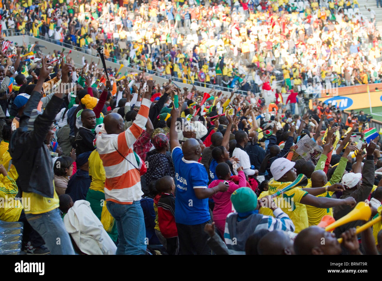 Fußball-Fans die Laola-Welle zu tun, während der WM 2010 match zwischen Korea DPR und Côte d ' Ivoire Stockfoto