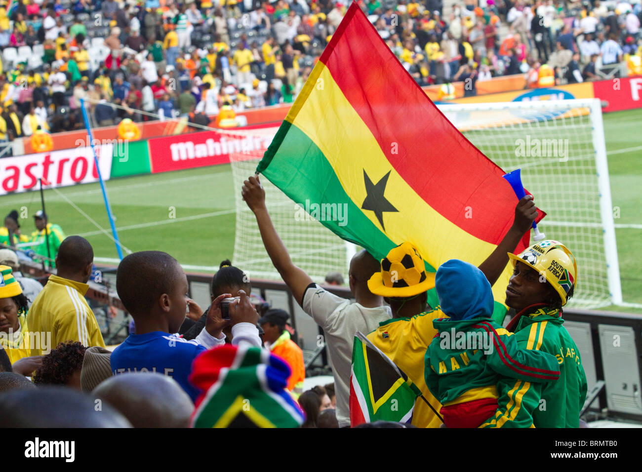 Fußball-Fans der WM 2010 die Cote d ' Ivoire Flagge winken match zwischen Korea DPR und Côte d ' Ivoire Stockfoto