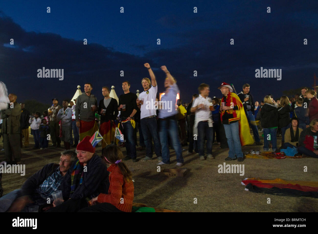 Deutsche Fußball-Fans singen im Nelspruit Fan Park während der FIFA Fußball WM 2010 in Südafrika Stockfoto