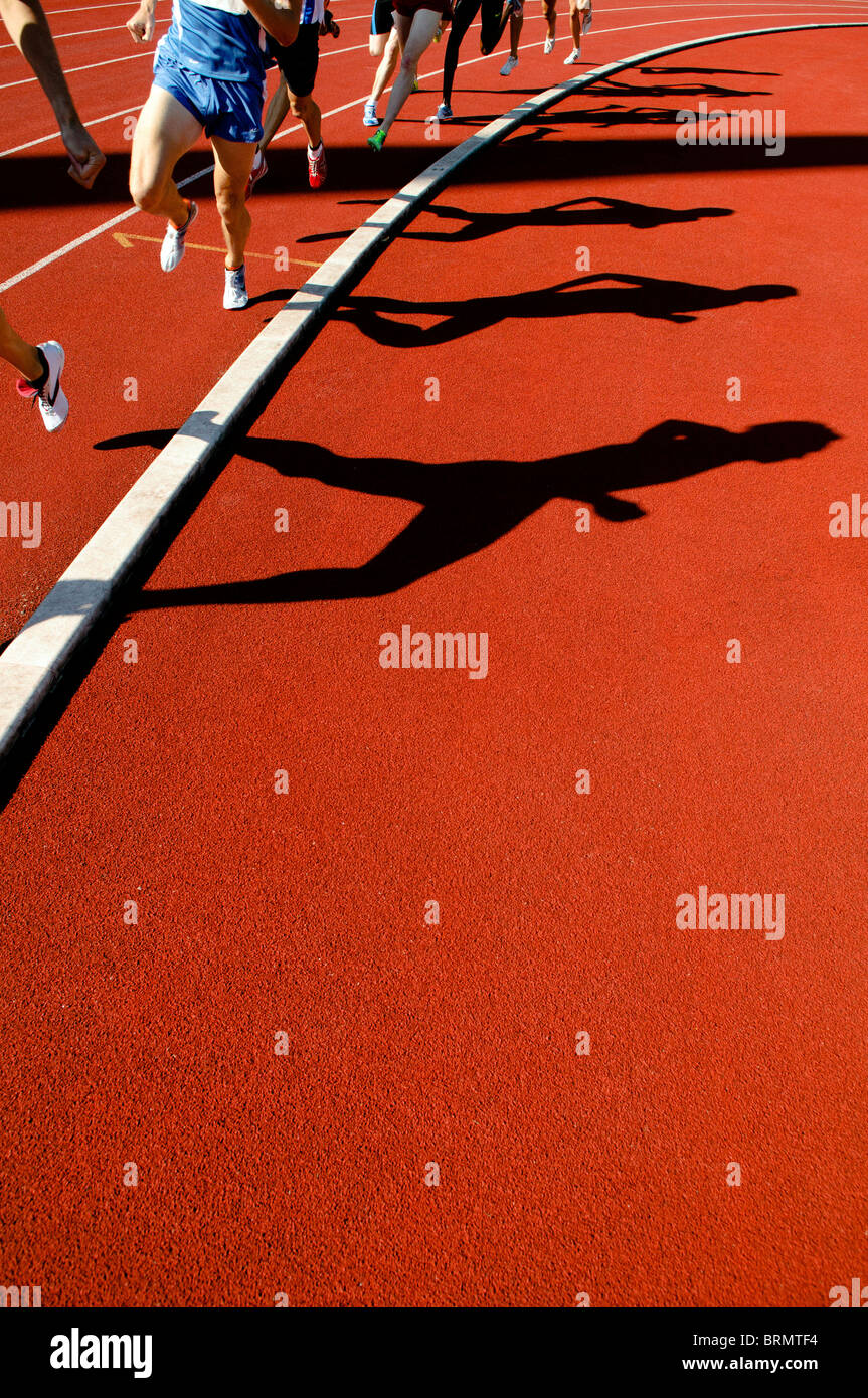 Schatten der Läufer im 800-Meter-Lauf bei Outdoor-Leichtathletik-Wettbewerb Stockfoto