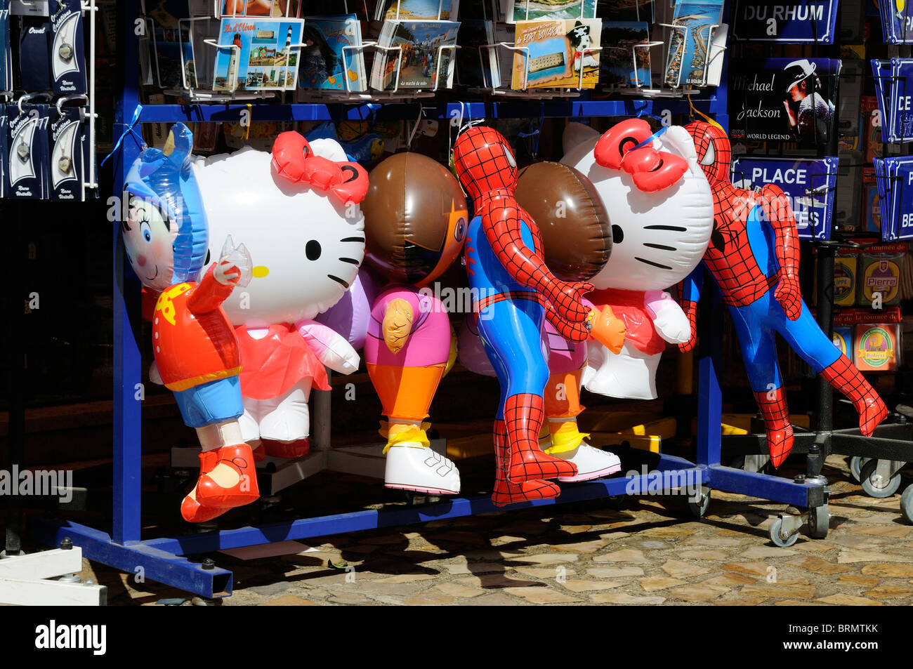 Fotoarchiv der Verkauf von Plastik aufblasbare Neuheiten. Stockfoto