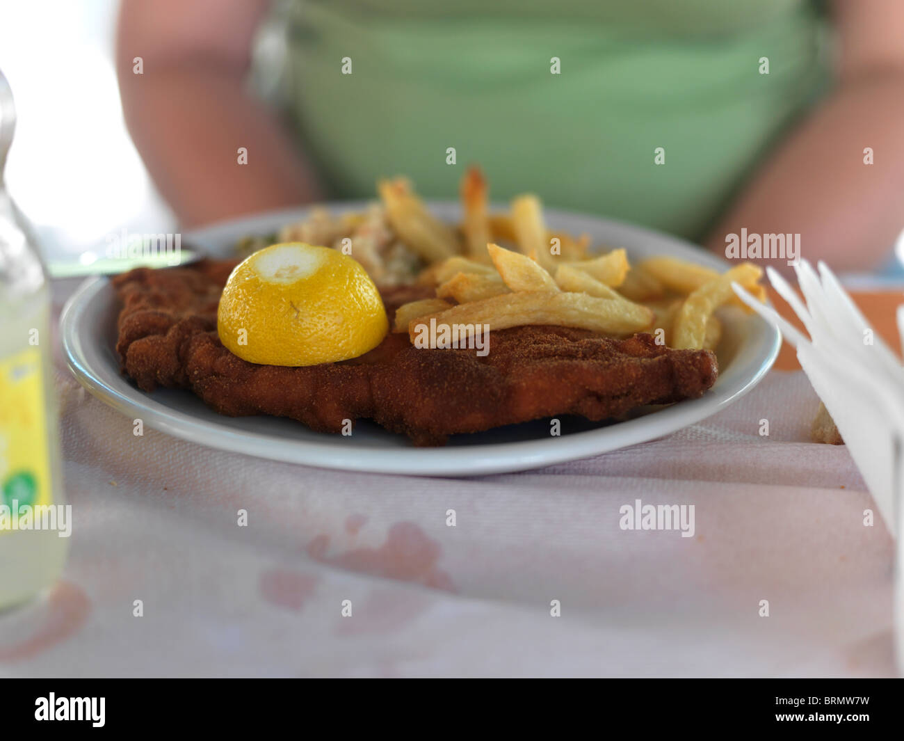 Athen Griechenland Plaka Teller mit Kalbfleisch Schnitzel und Pommes frites Stockfoto