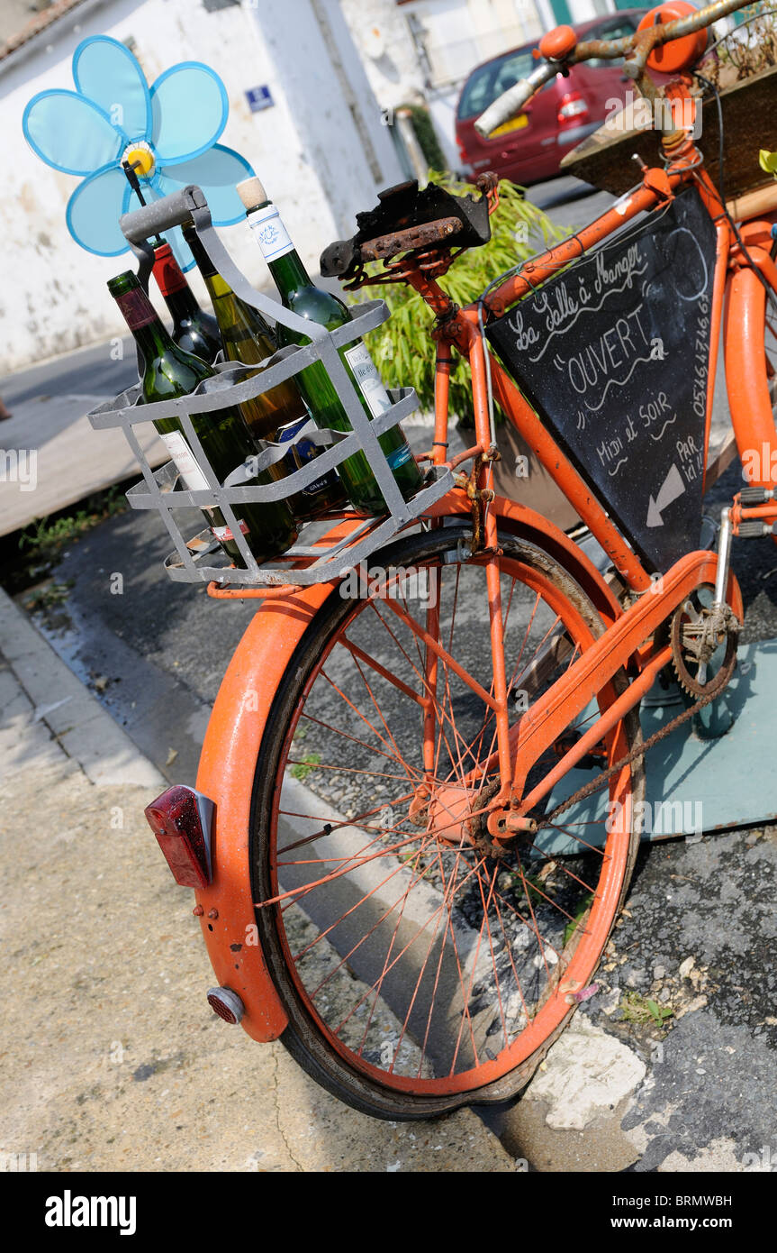 Stock Foto eines alten Bikes Werbung ein Restaurant in Frankreich. Stockfoto