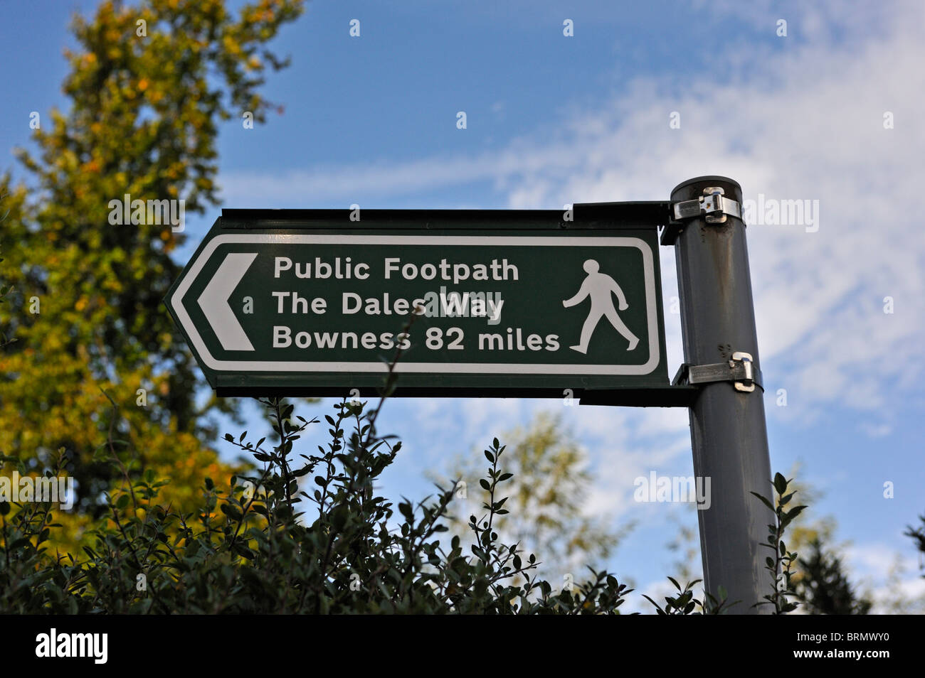 Die Dales Weg öffentlichen Fußweg Wegweiser am 16.. Jahrhundert alte Brücke. Ilkley, West Yorkshire, England, Vereinigtes Königreich, Europa. Stockfoto