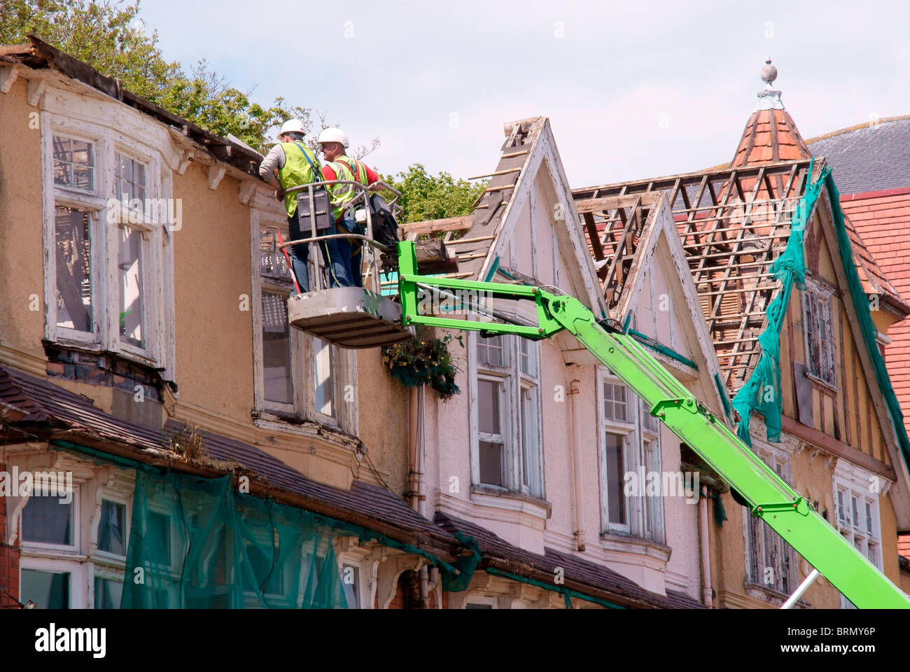 Arbeiter zu zerstören eine Immobilie am Meer in Penarth Stockfoto