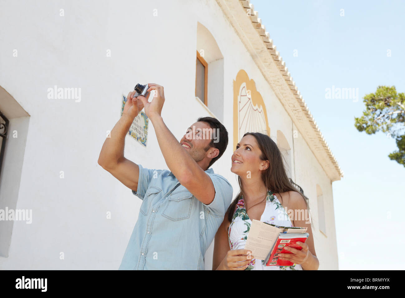 Touristischen paar nehmen Momentaufnahme der Kirche Stockfoto