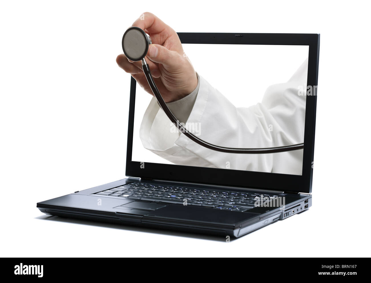 Ärzte-Hand mit einem Stethoskop durch einen Laptopbildschirm in Richtung eines Patienten Stockfoto