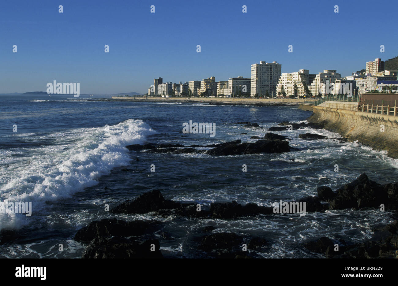 Seapoint Strand in Kapstadt mit einem Cluster von high-Rise Wohnungen entlang der Ufer ca. 2000 Stockfoto