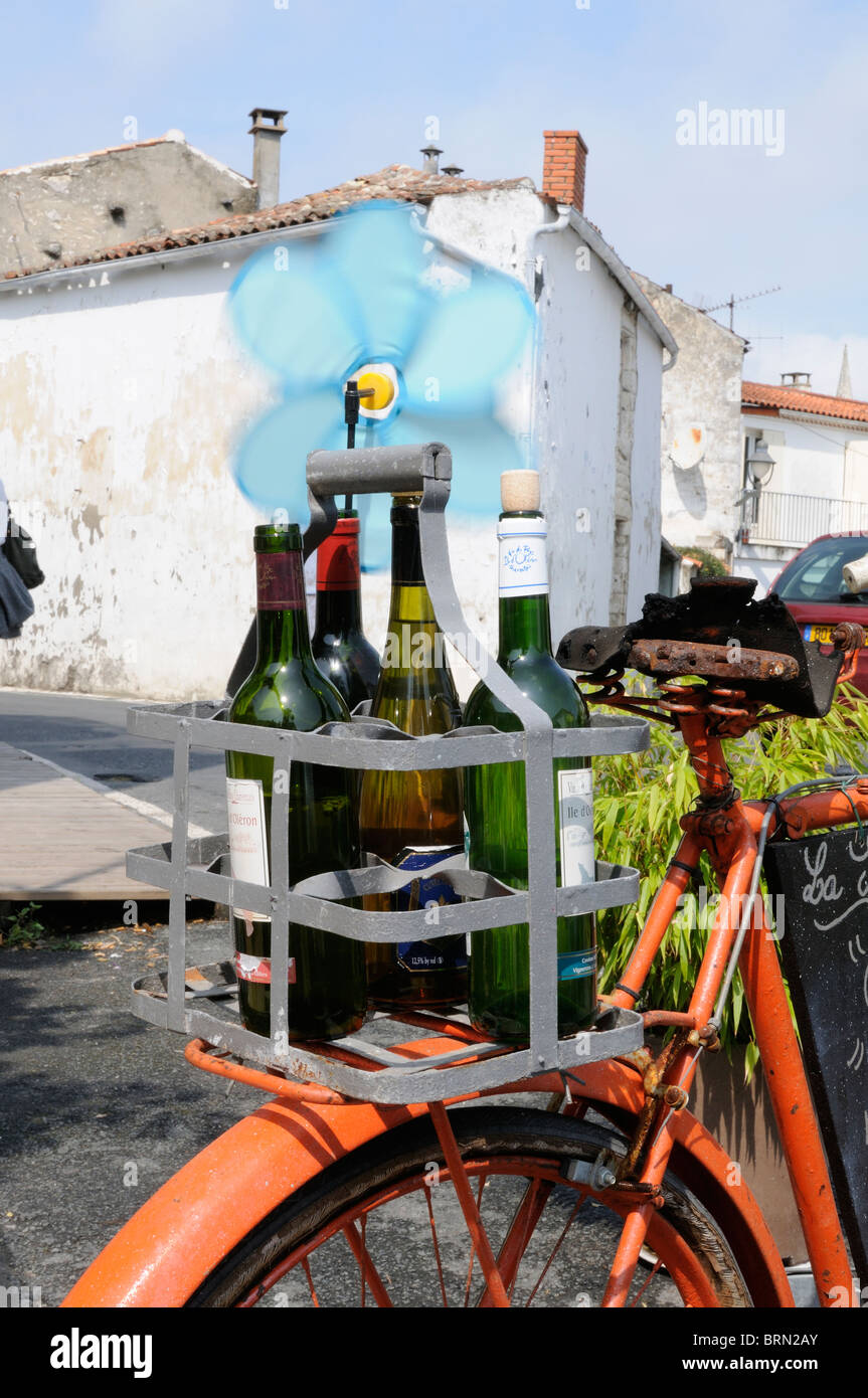Stock Foto eines alten Bikes Werbung ein Restaurant in Frankreich. Stockfoto
