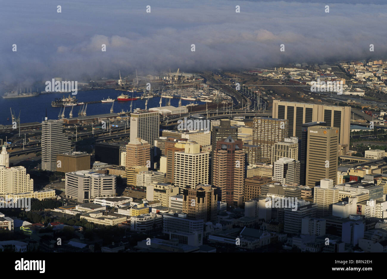 Die Innenstadt von Kapstadt gesehen von Signal Hill zeigt die wichtigsten Zufahrtsstraßen Hafen (De Waal Drive) und Nebel über Meer ca. Jahr 2001 Stockfoto