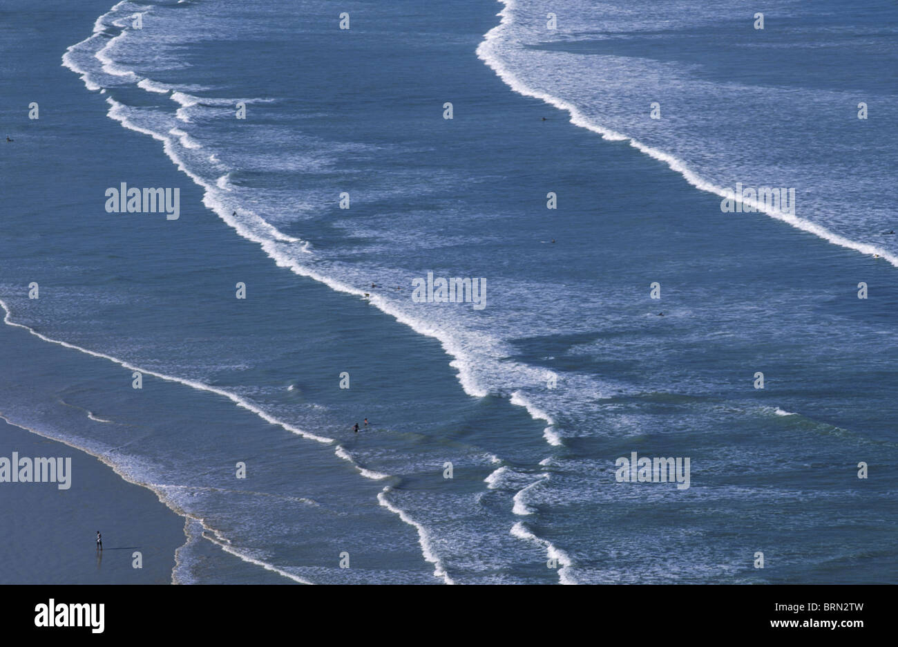 Surfer in den Wellen am Muizenberg angesehen von Boyes drive Stockfoto