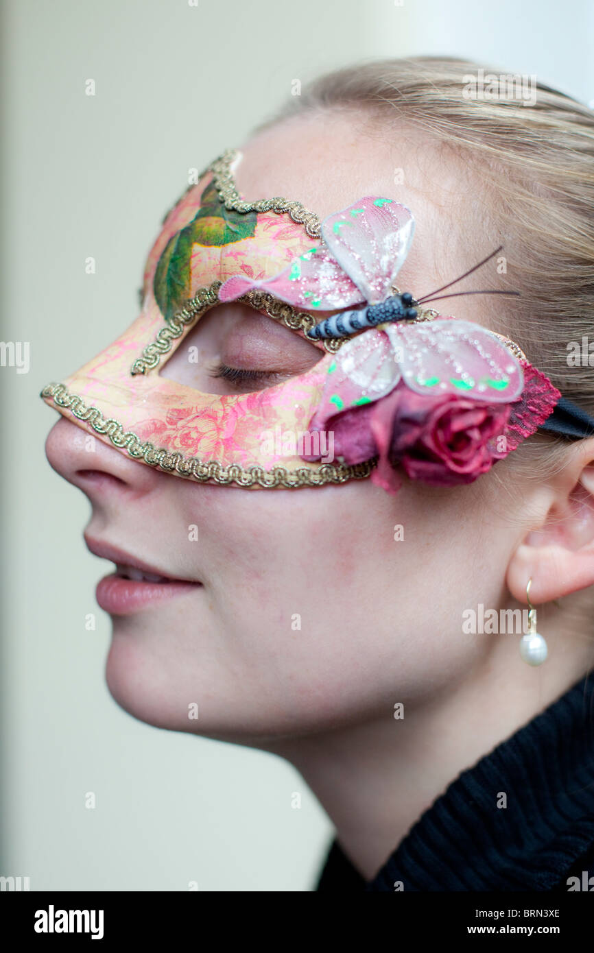 Kopfschuss-Porträt der Frau trägt ein Auge Maske, London, England, UK Stockfoto