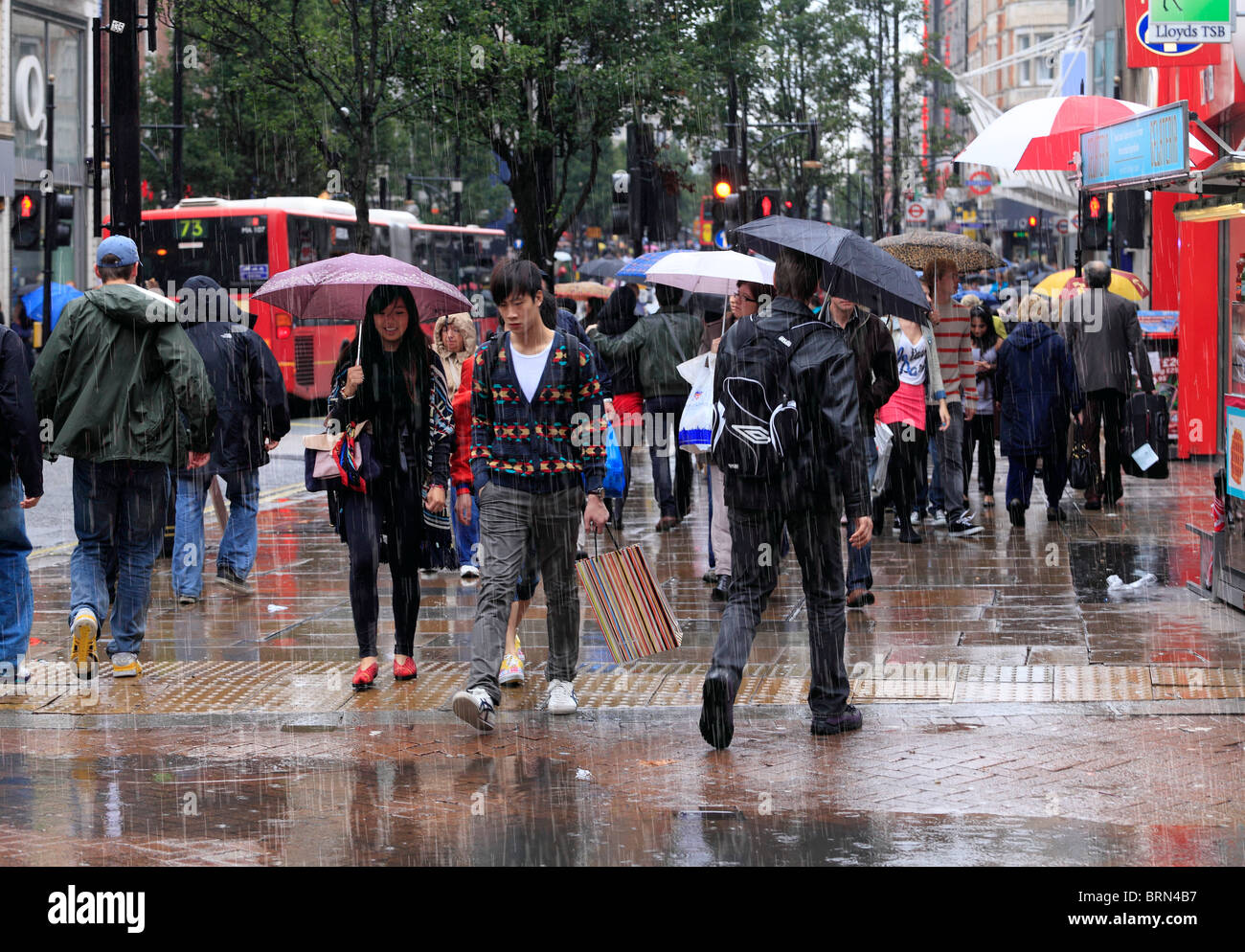 Einkaufen an einem kalten und regnerischen Tag. Stockfoto