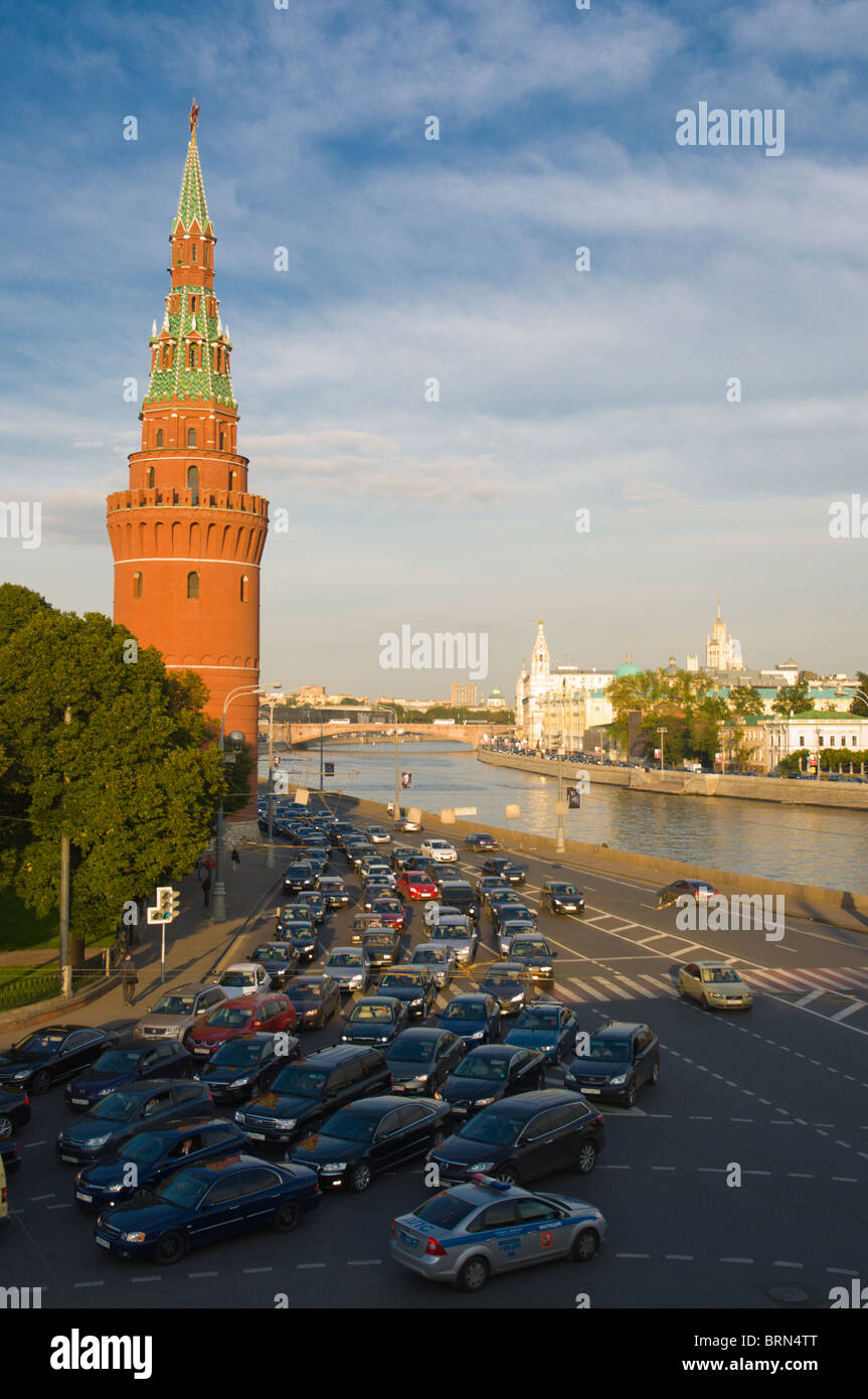 Verkehr auf Kremlinskaya am Flussufer Straße Moskau Russland Mitteleuropa Stockfoto