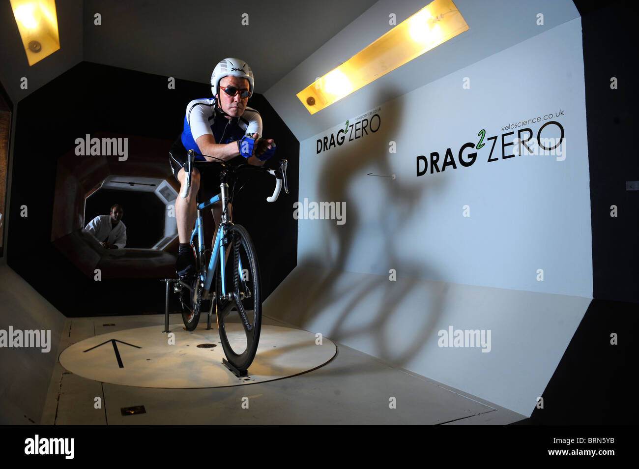 Ein Windkanal-Experiment, optimale Aerodynamik zu finden, für den Radsport Bekleidung und Rennsport Fahrradtechnik Stockfoto