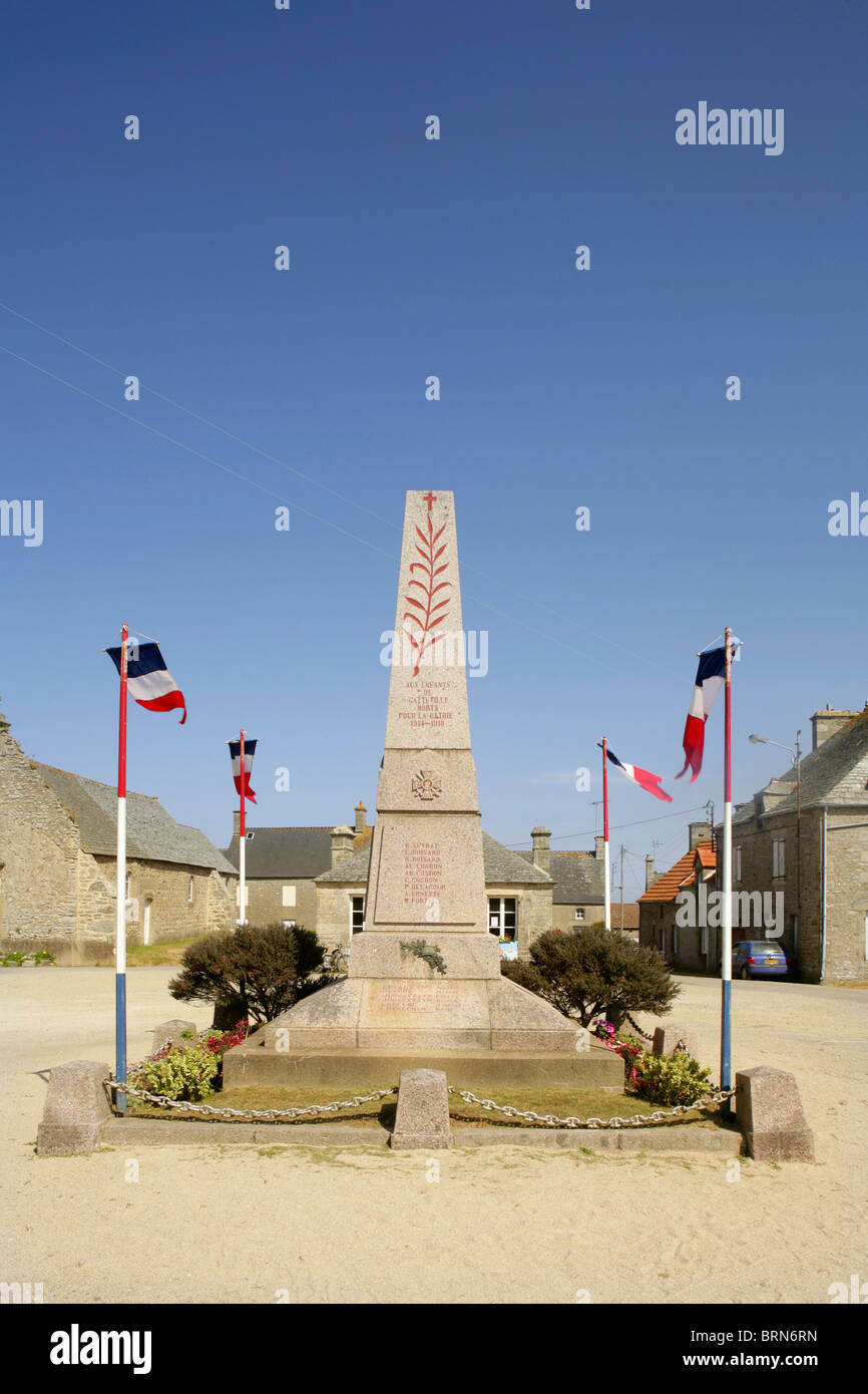 Ersten und zweiten Weltkrieg-Denkmal in Gatteville-le-Phare, Halbinsel Cotentin, Frankreich. Stockfoto