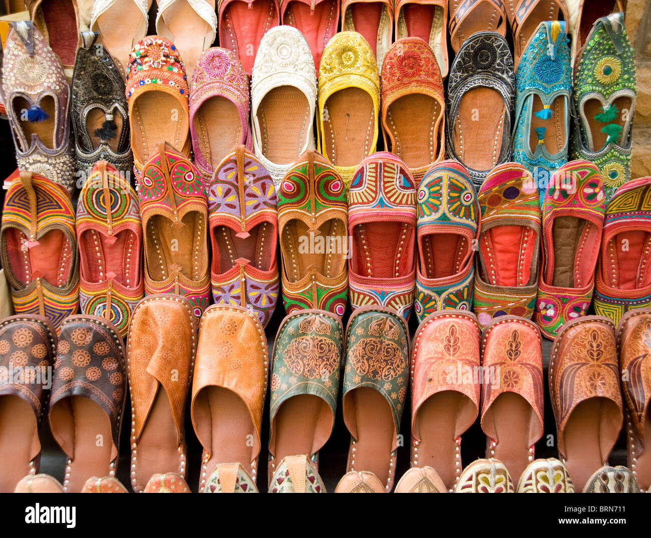 Traditionellen Rajasthani-Schuhe zum Verkauf in Jaisalmer, Rajasthan Stockfoto