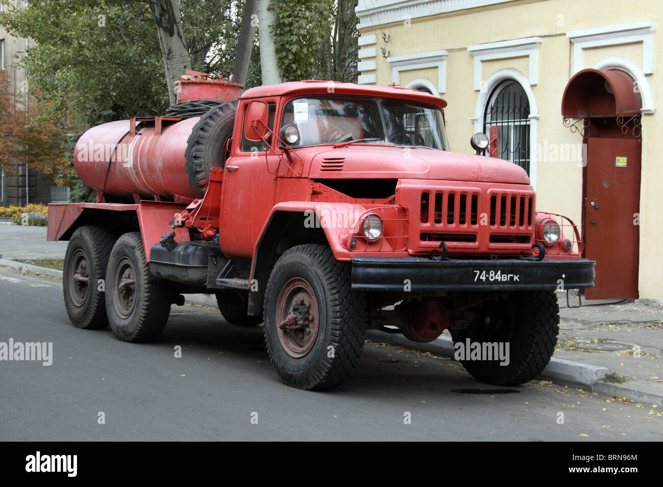 altes Feuerwehrauto auf der Grundlage von ZIL, konzipiert für den Transport von Wasser Stockfoto