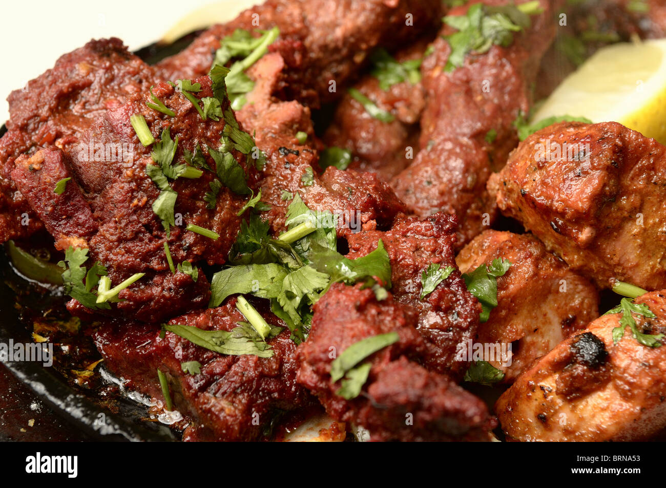 Indisches Essen in Metall Gerichte und Teller serviert Stockfoto