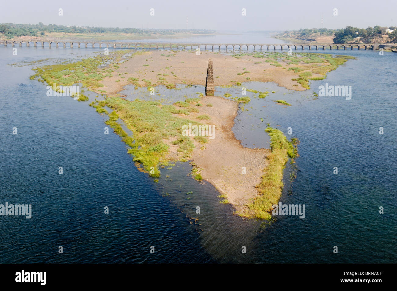Indien, Fluss Narmada mit Insel, die wie die indische geographische Karte erscheint Stockfoto