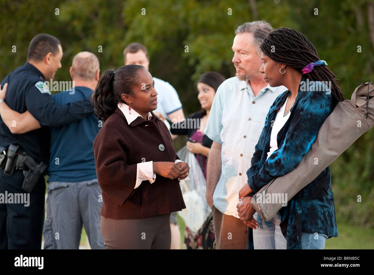 Eine nationale Anstrengung zur Verbrechensbekämpfung abzielen, Austin Nachbarn versammeln sich während National Night Out, Nachbarschaften zu halten, lebendig und sicher. Stockfoto