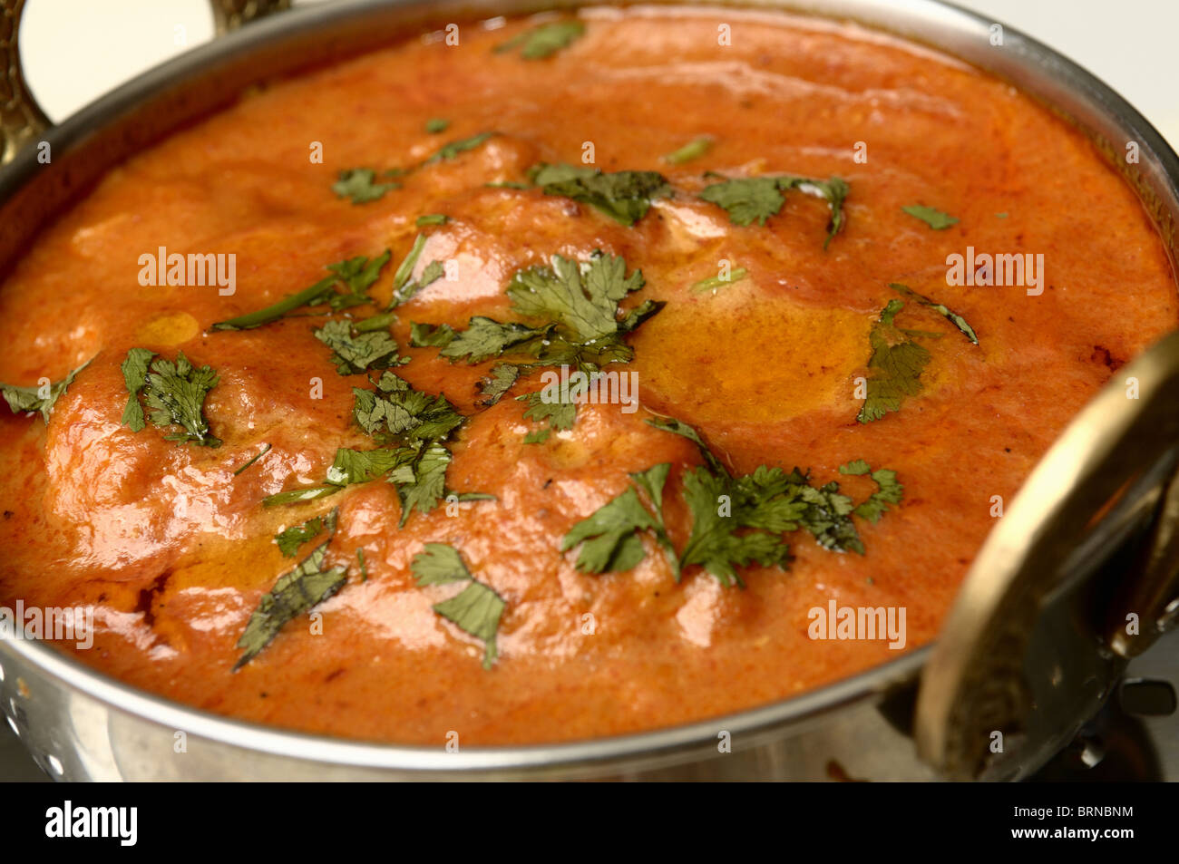 Indisches Essen in Metall Gerichte und Teller serviert Stockfoto