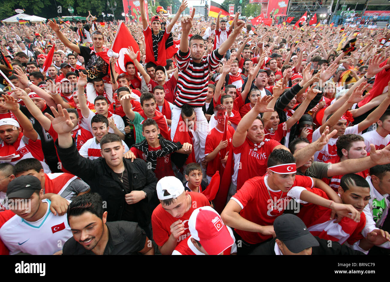 Fußball-Fans auf das Halbfinalspiel zwischen Deutschland und der Türkei, Berlin, Deutschland Stockfoto