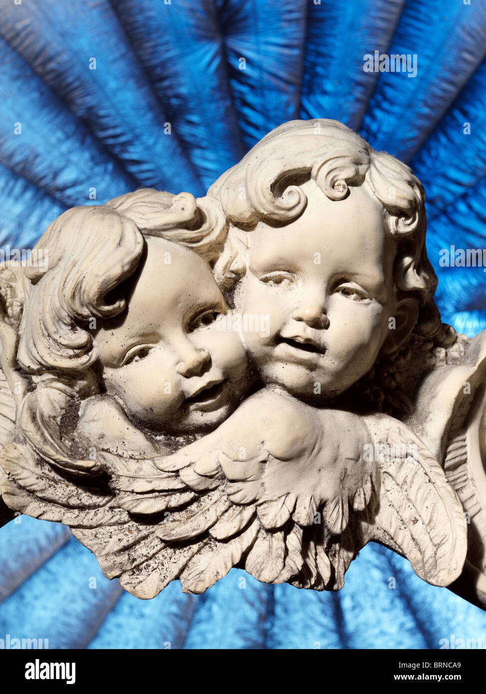 Eine Skulptur von zwei Engeln Stockfoto