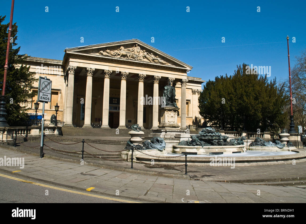 dh King Edward VII Statue CLIFTON BRISTOL Bristol University Fountains Victoria Rooms englisches viktorianisches Gebäude großbritannien Stockfoto