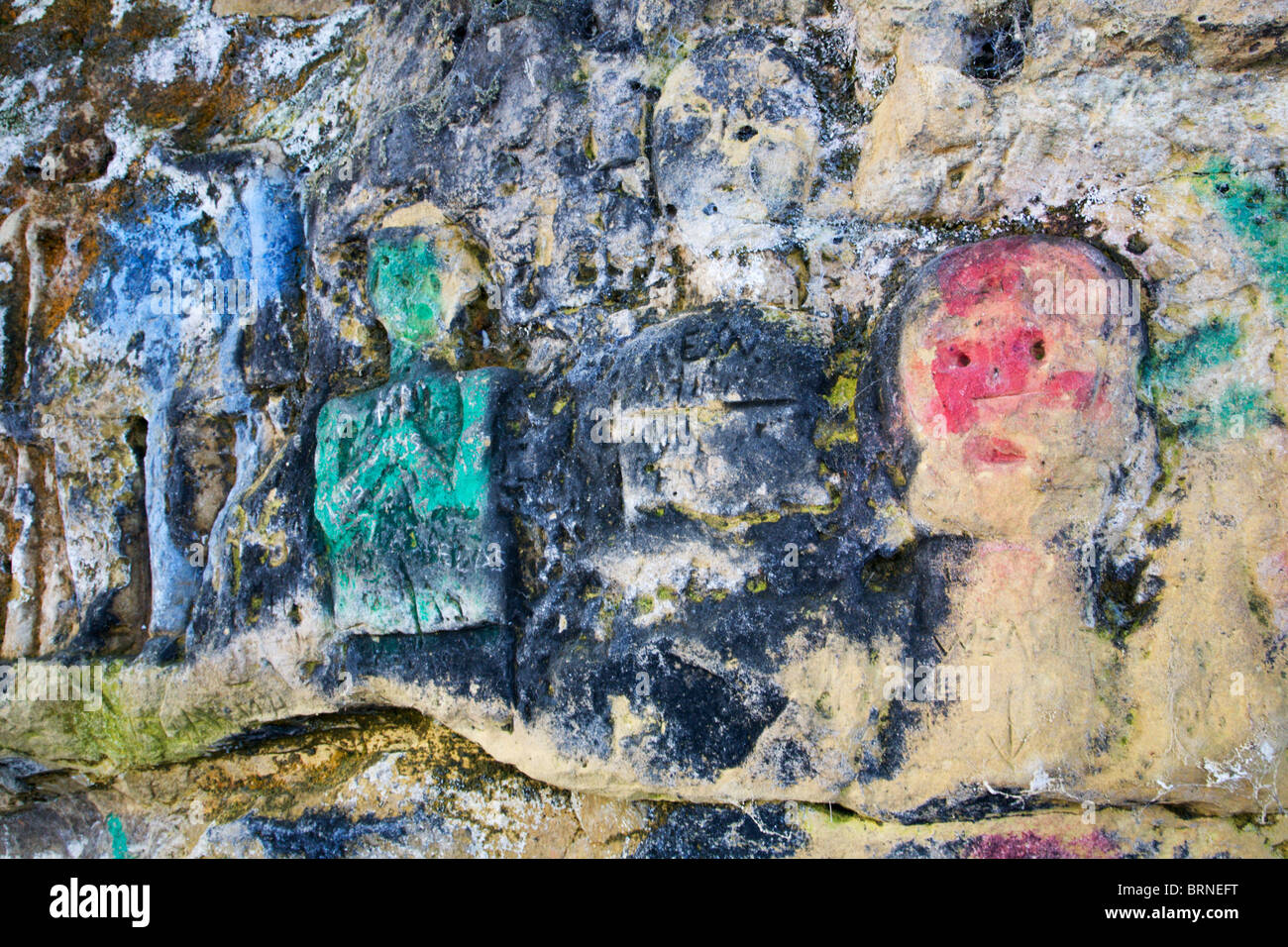 Felszeichnungen und Graffiti an der Dohle Crag Boston Spa West Yorkshire in England Stockfoto