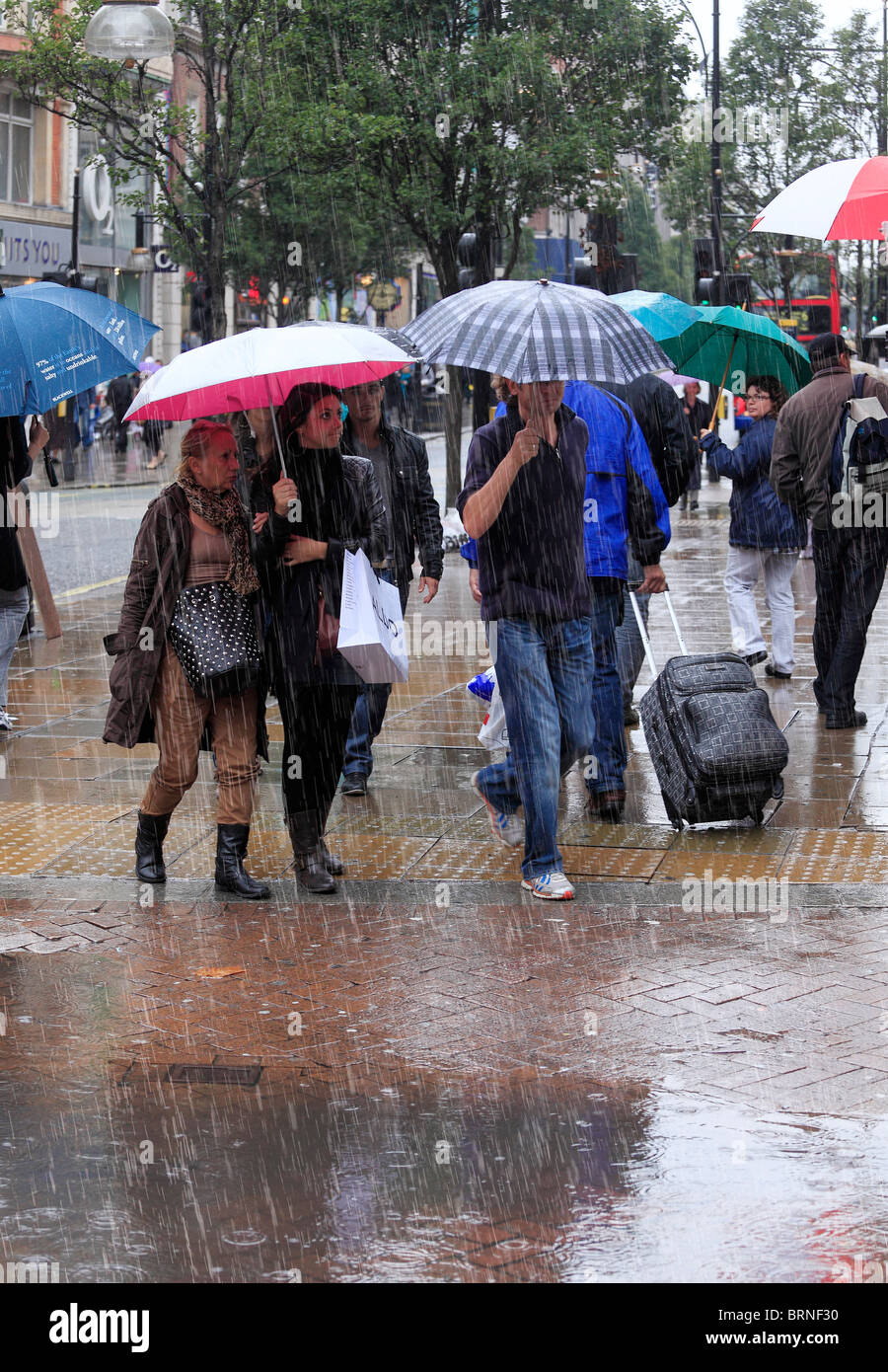 Straße Shopper an einem kalten und regnerischen Tag. Stockfoto