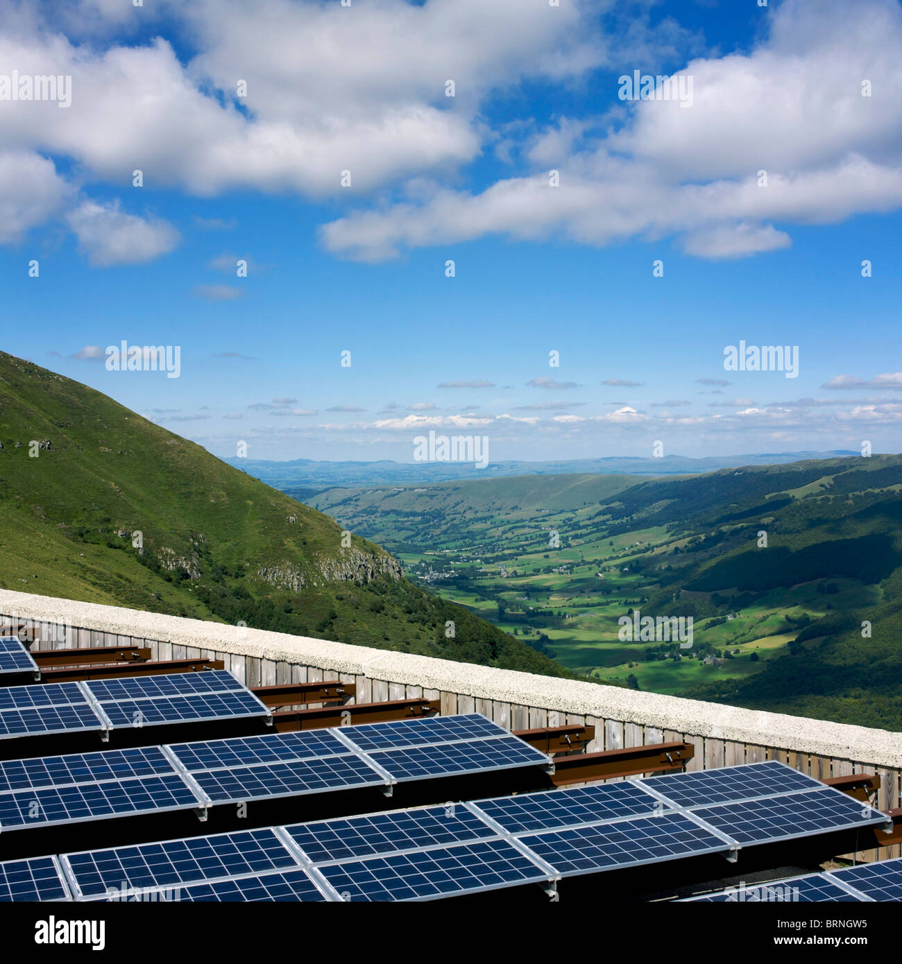 Sonnenkollektoren auf einen Solarpark mit Photovoltaikanlage auf dem Land Stockfoto