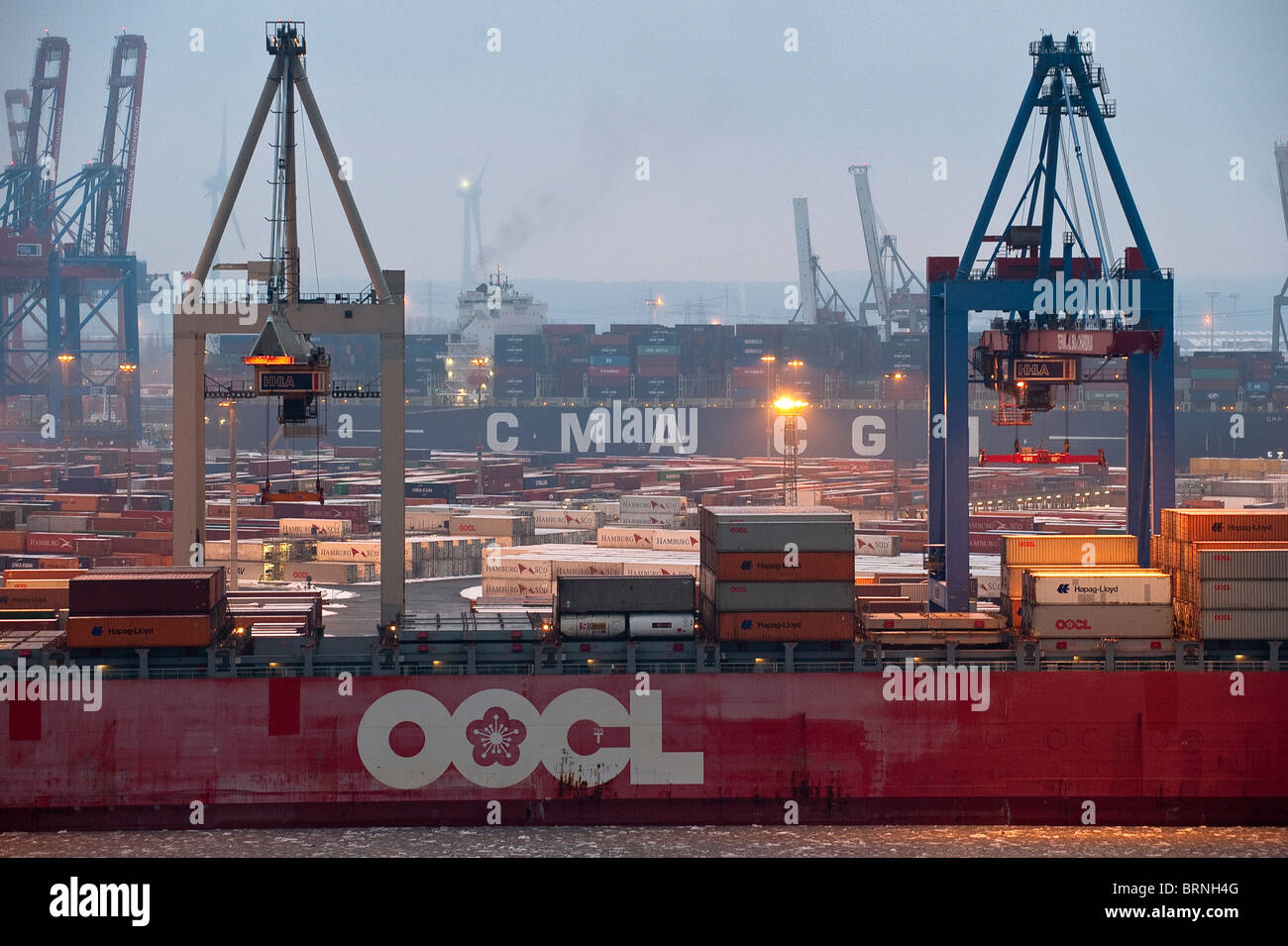 Europa Deutschland Hamburg, Fluss Elbe, HHLA Container terminal Burchardkai im Winter Stockfoto