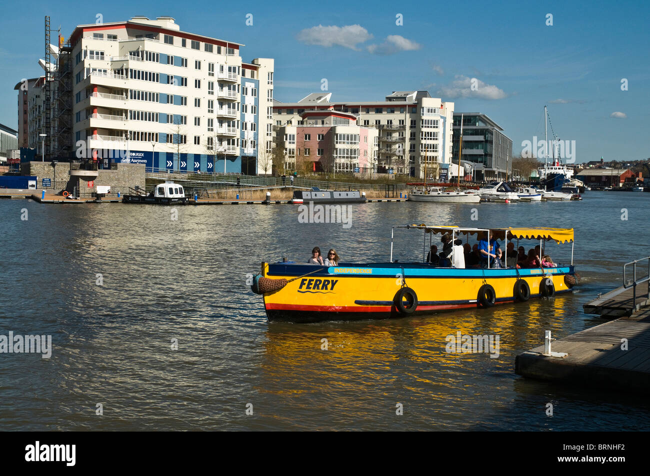 dh Hafen von Bristol BRISTOL DOCKS BRISTOL Ferry boat and Luxus Docking-Wohnung Wohnungen Bristol Waterfront Wassertaxi uk Stockfoto