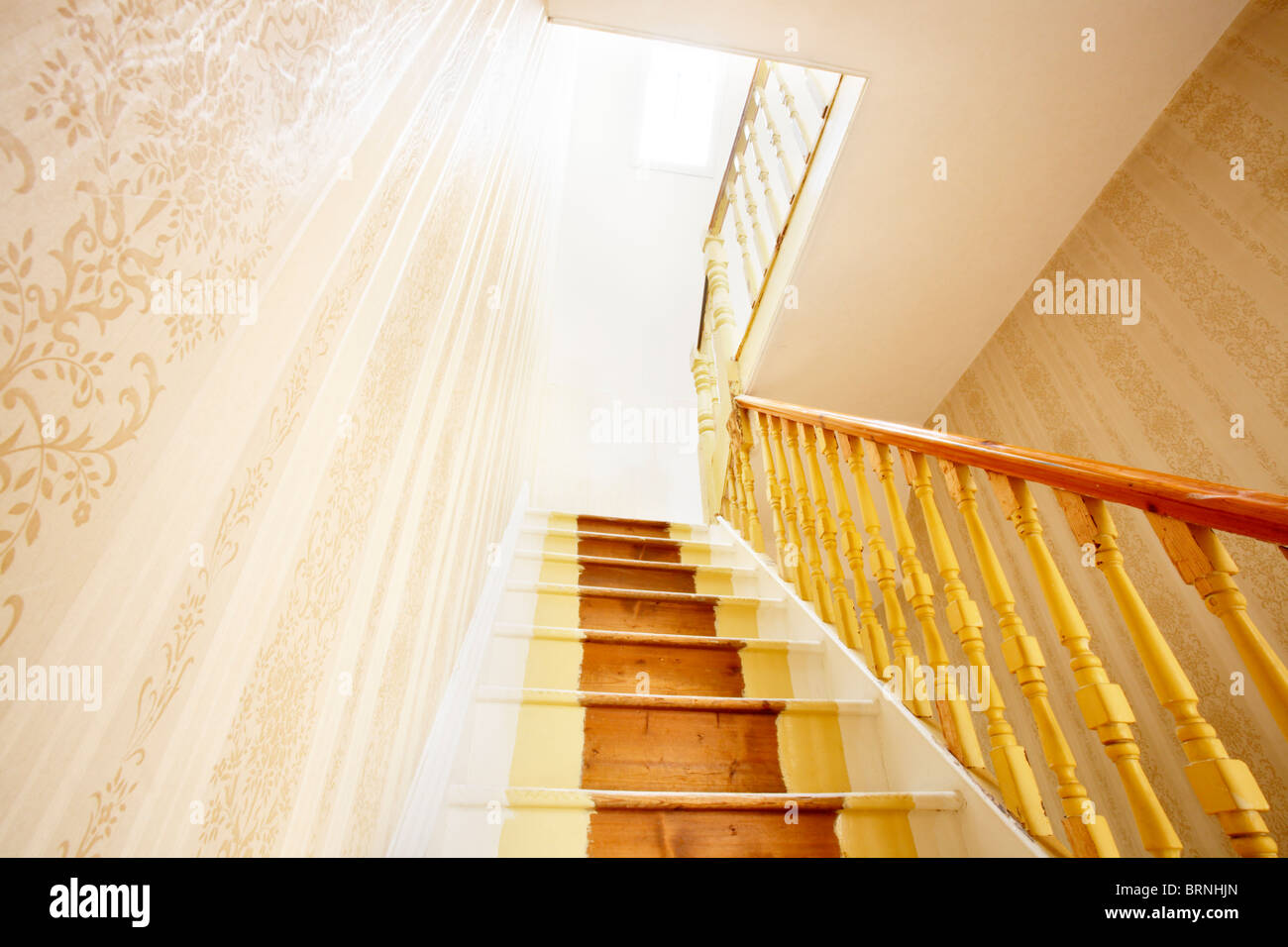 Alte Treppe führt nach oben, die wegen Renovierung geschlossen werden soll Stockfoto