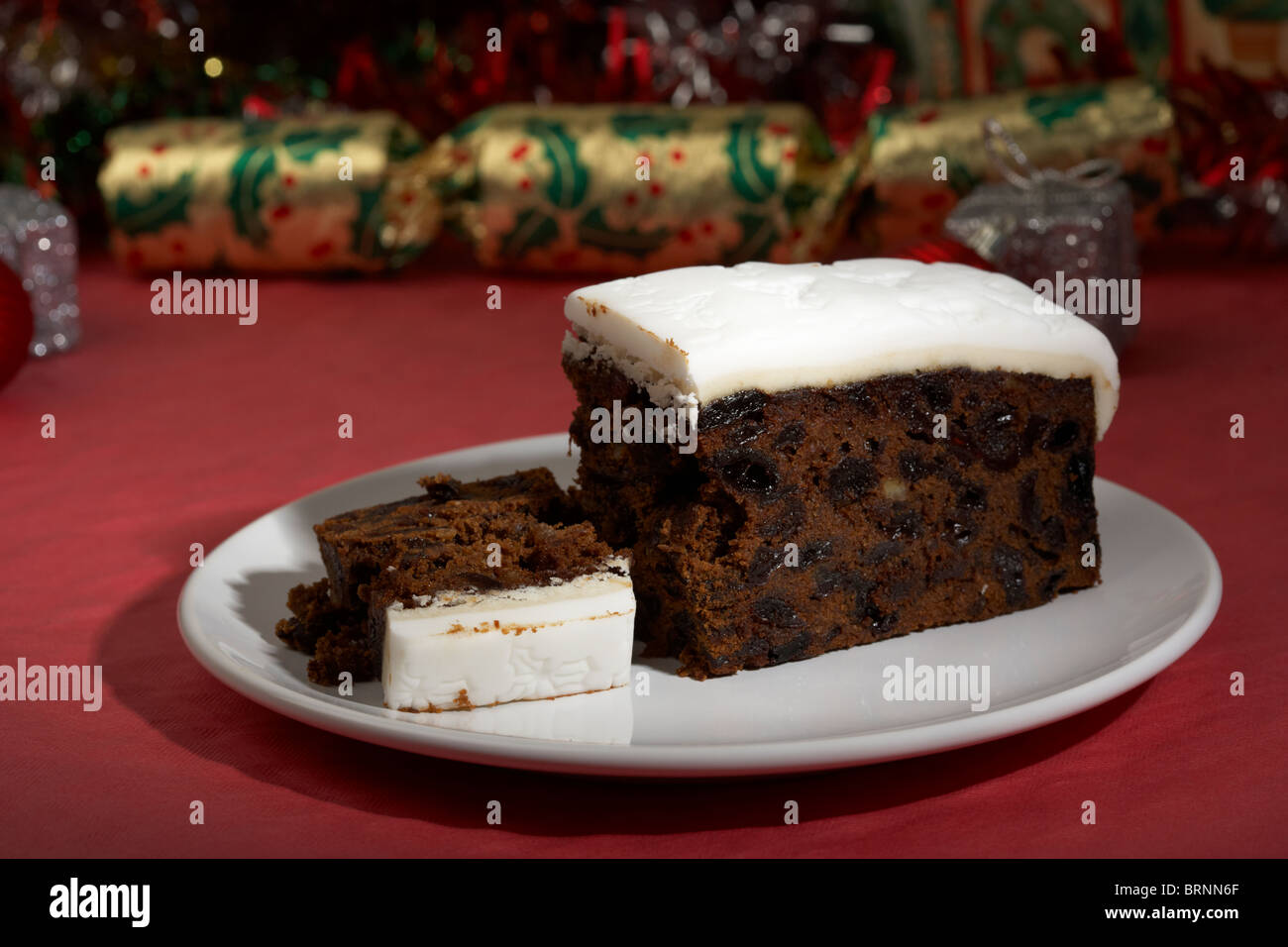 Scheiben von vereisten Weihnachten Obstkuchen Stockfoto