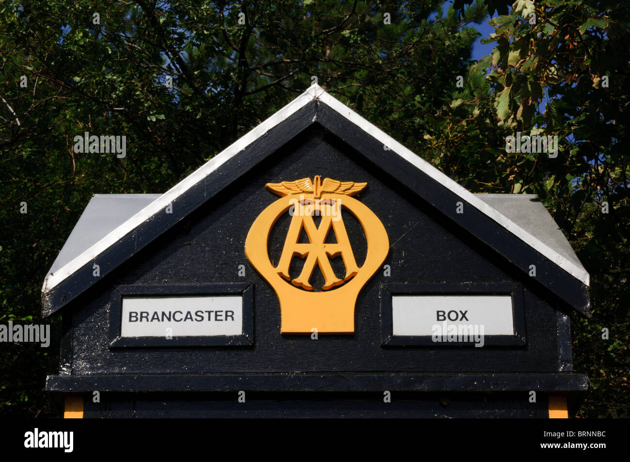 Eine börsennotierte Automobilclub Telefonzelle am Brancaster Staithe, Norfolk mit dem traditionellen AA-Abzeichen Stockfoto