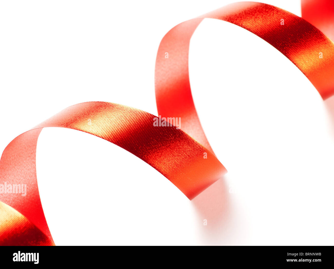 Red Ribbon serpentine isoliert auf weiss Stockfoto