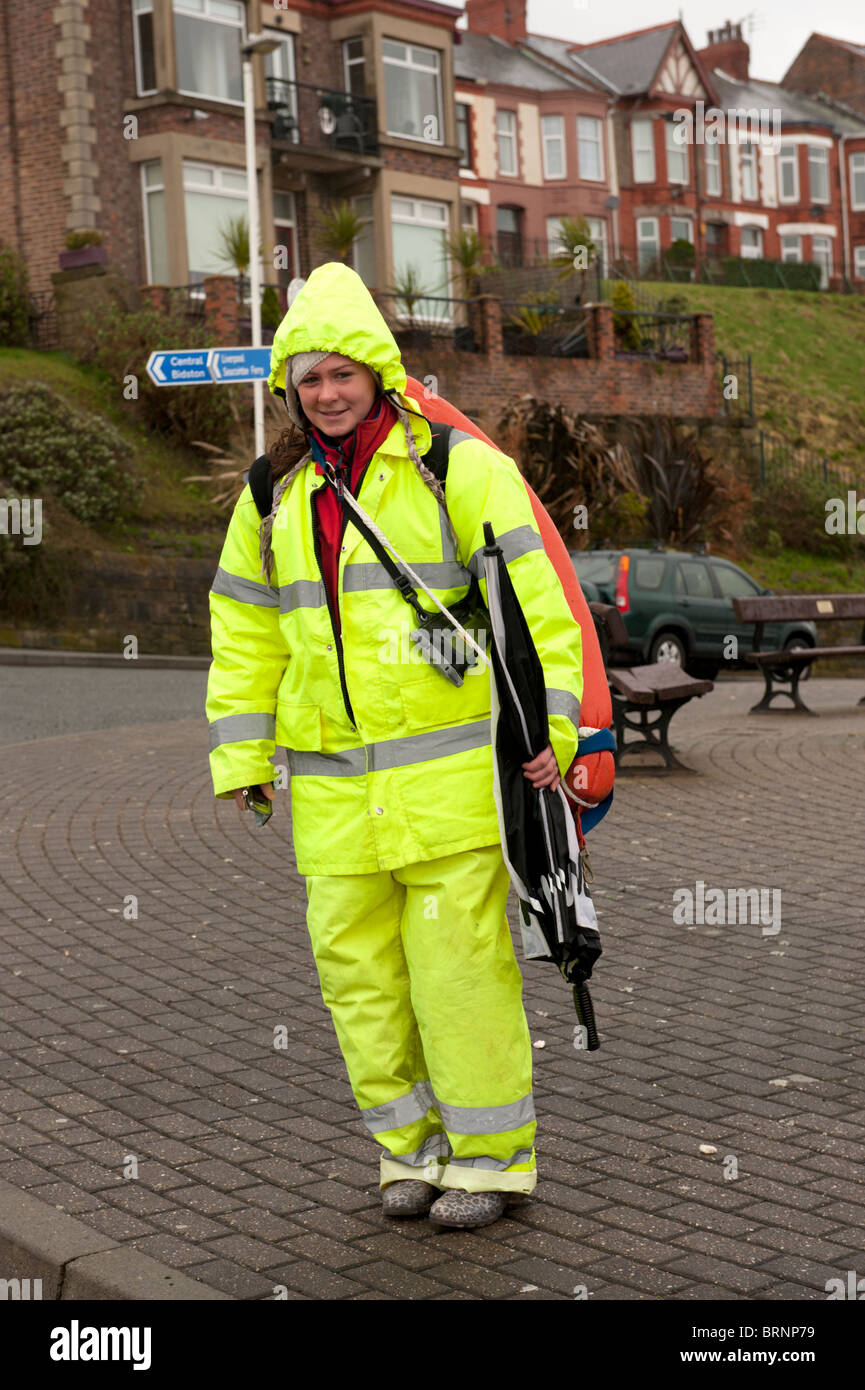 Weiblichen Rettungsschwimmer auf Patrouille bei stürmischem Wetter New Brighton Wirral UK Stockfoto