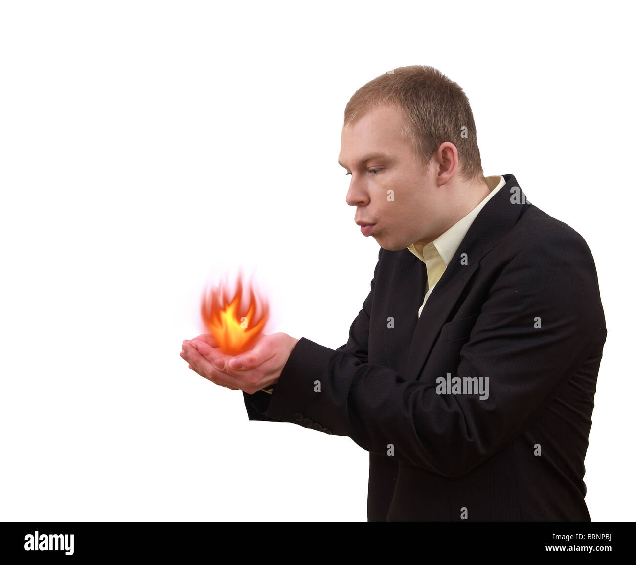 Junge Unternehmer halten Feuer Flamme in seinen Händen, auf weißem Hintergrund Stockfoto